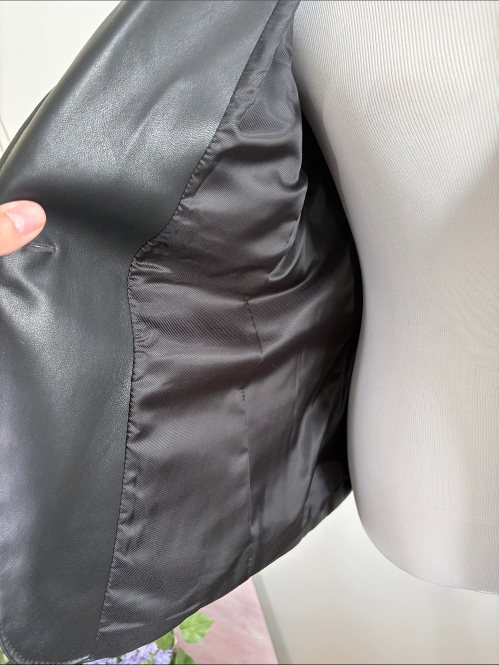 Classic Black Faux Leather Blazer Jacket - 8P - Picture 6 of 6